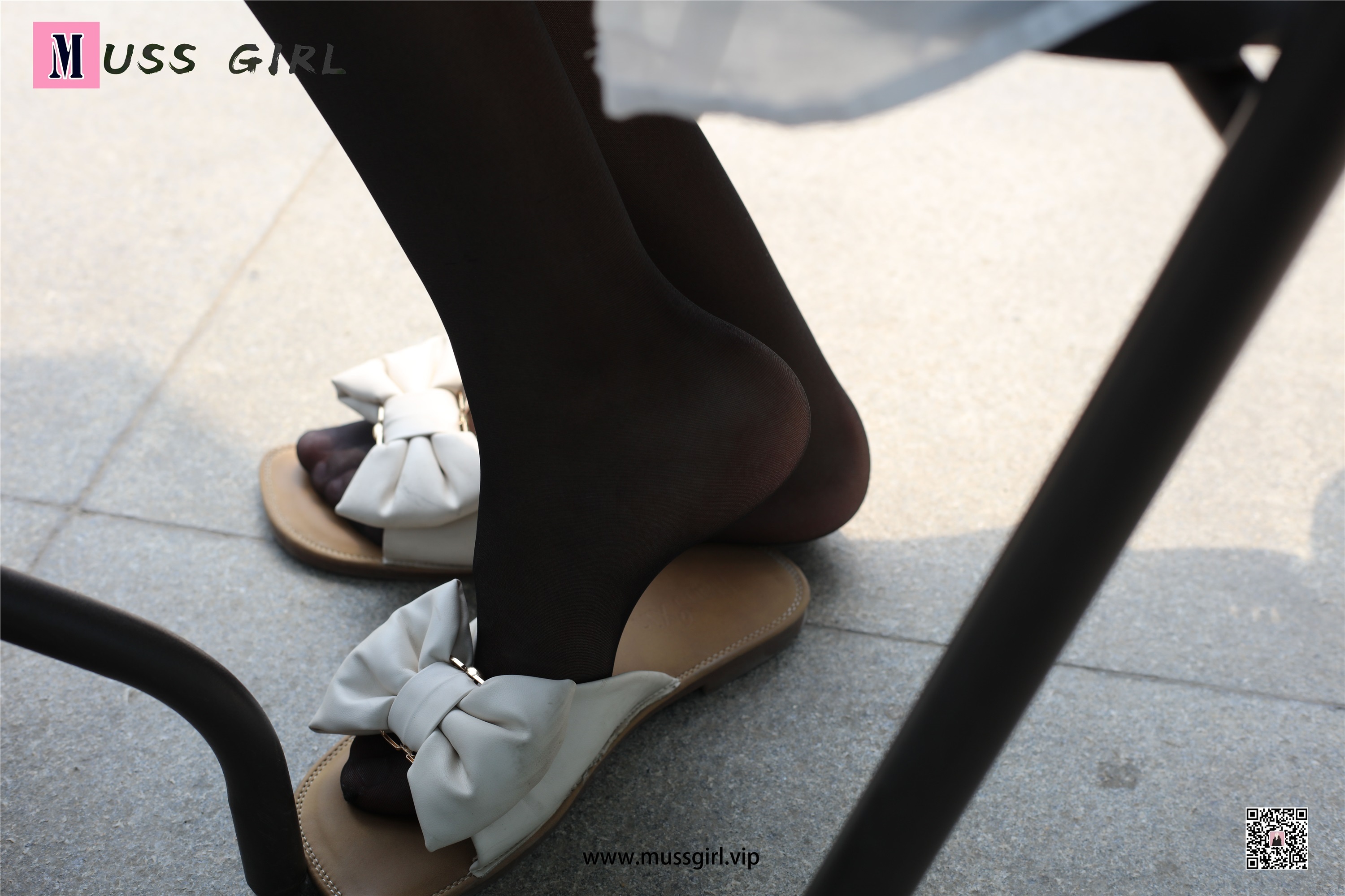 MussGirl慕丝女郎  NO.217 咖啡厅门前的热裤黑丝